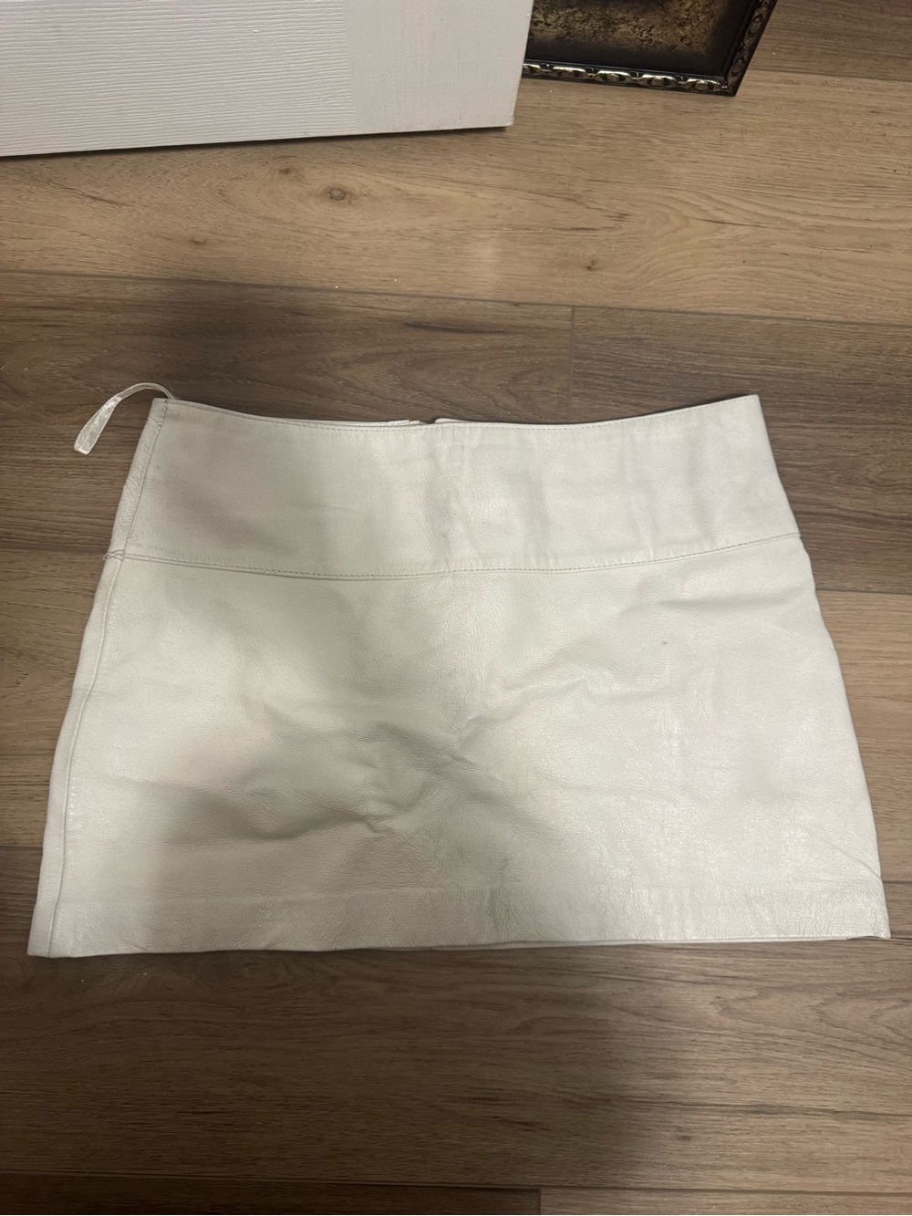le chateau White Leather Mini Skirt size small 5/6